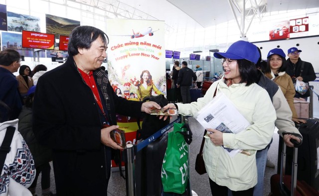Không khí Tết ngập tràn trên những chuyến bay Vietjet sáng Mùng 1 - Ảnh 2