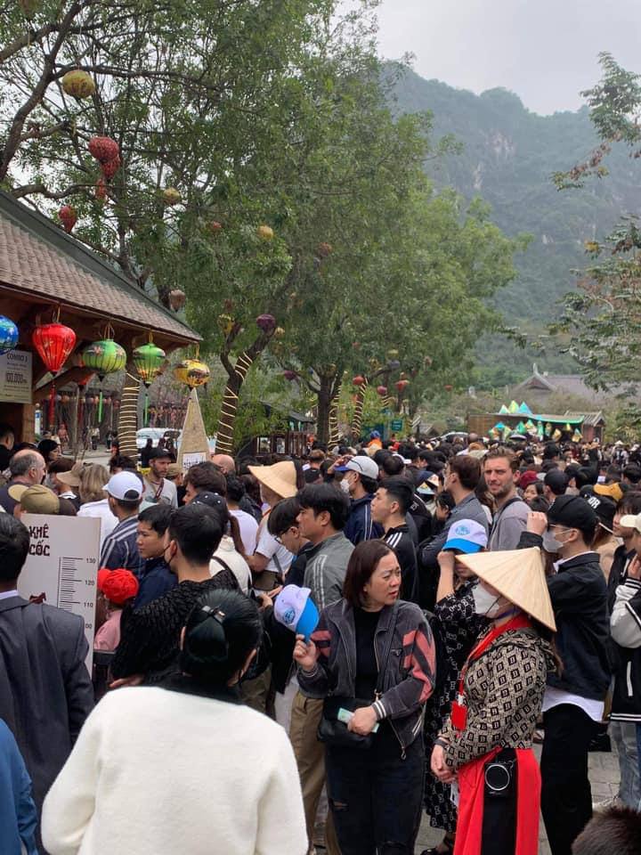 Đông hơn cả Tết: Ninh Bình mùng 9 vẫn chật cứng người, dân tình xếp hàng hơn 2 tiếng để xuống đò vào Tràng An - Ảnh 3