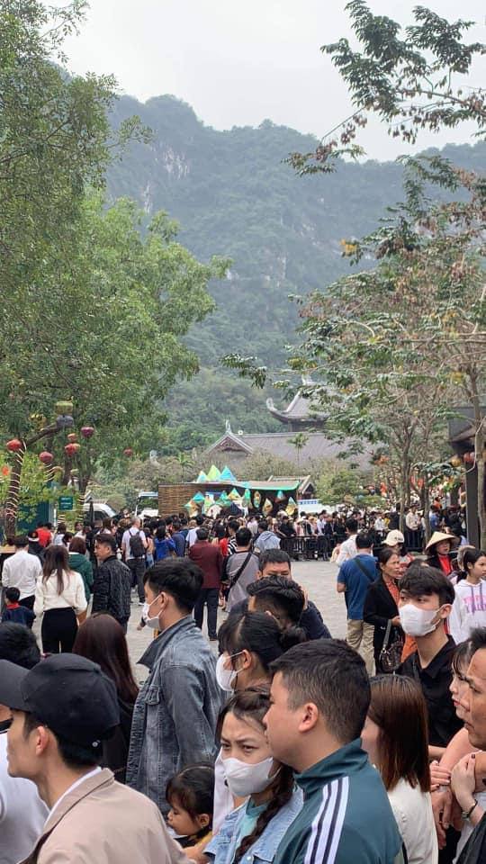 Đông hơn cả Tết: Ninh Bình mùng 9 vẫn chật cứng người, dân tình xếp hàng hơn 2 tiếng để xuống đò vào Tràng An - Ảnh 2