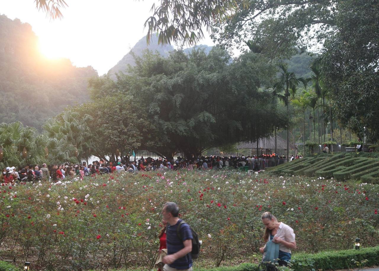 Đông hơn cả Tết: Ninh Bình mùng 9 vẫn chật cứng người, dân tình xếp hàng hơn 2 tiếng để xuống đò vào Tràng An - Ảnh 24