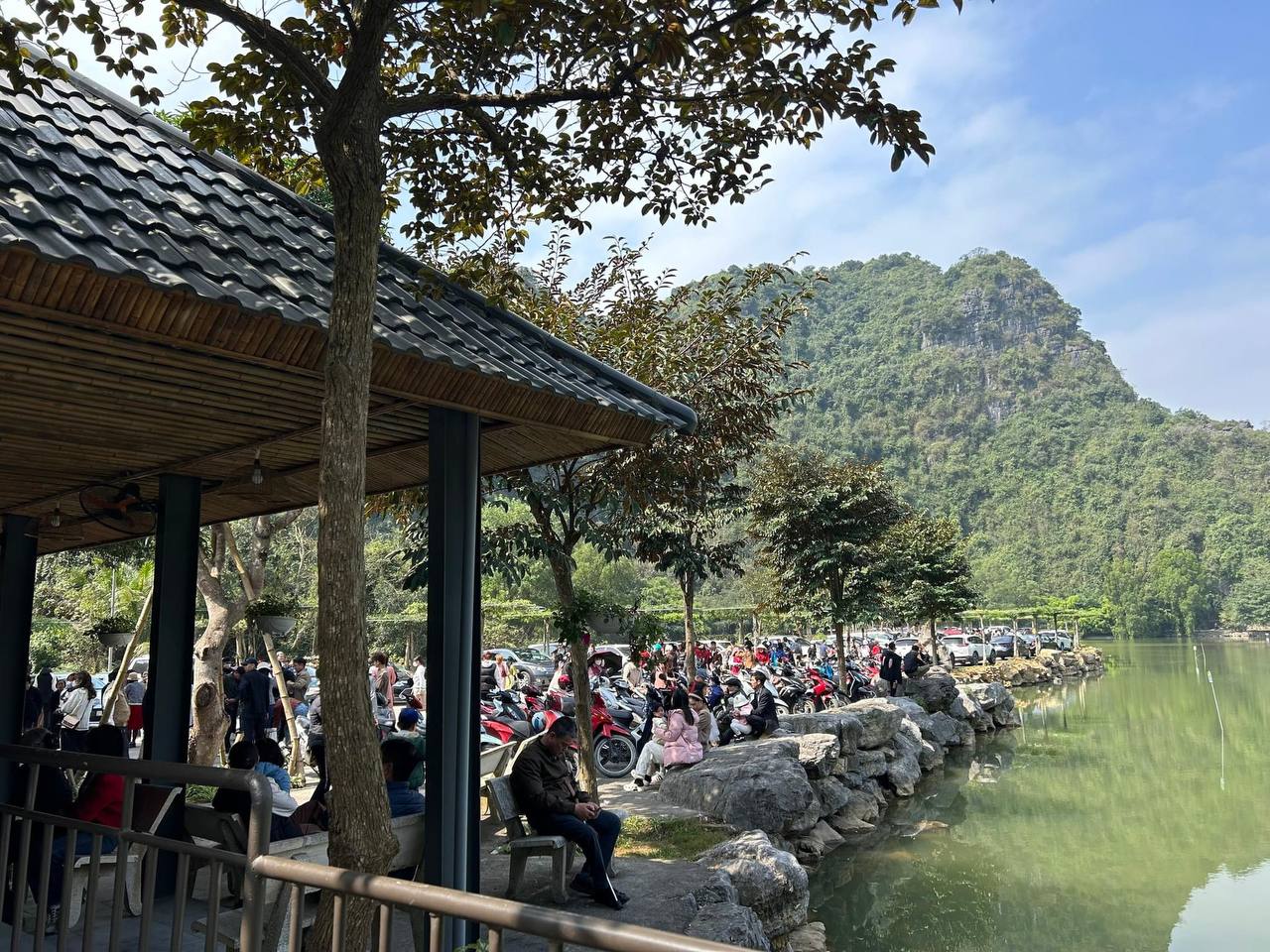 Đông hơn cả Tết: Ninh Bình mùng 9 vẫn chật cứng người, dân tình xếp hàng hơn 2 tiếng để xuống đò vào Tràng An - Ảnh 25