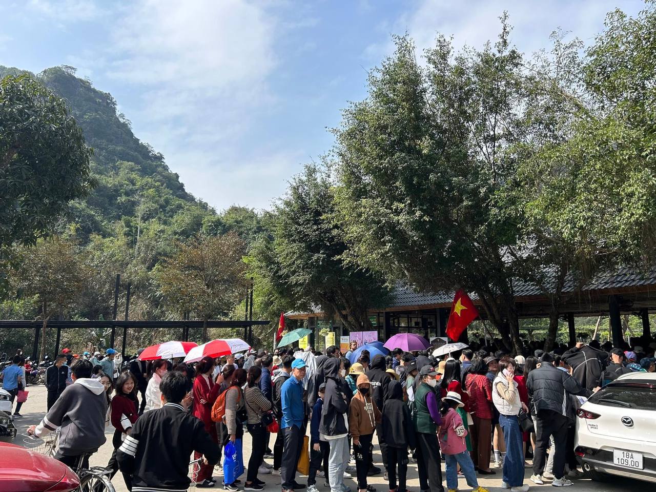 Đông hơn cả Tết: Ninh Bình mùng 9 vẫn chật cứng người, dân tình xếp hàng hơn 2 tiếng để xuống đò vào Tràng An - Ảnh 22