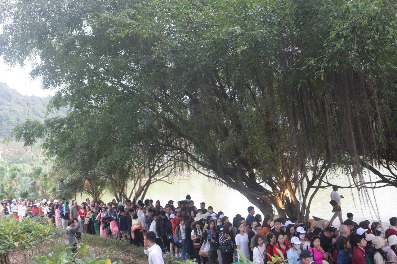 Đông hơn cả Tết: Ninh Bình mùng 9 vẫn chật cứng người, dân tình xếp hàng hơn 2 tiếng để xuống đò vào Tràng An - Ảnh 20