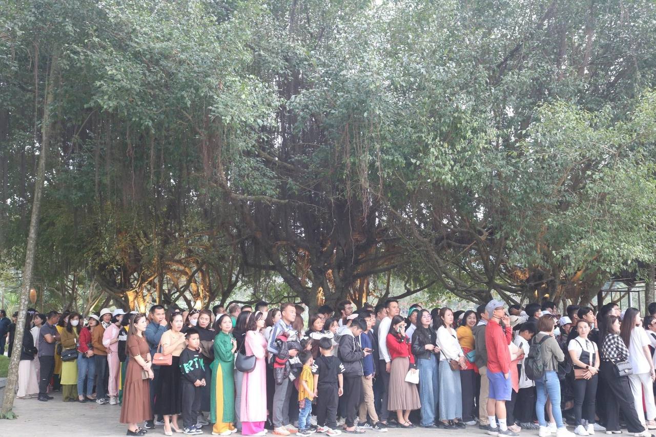 Đông hơn cả Tết: Ninh Bình mùng 9 vẫn chật cứng người, dân tình xếp hàng hơn 2 tiếng để xuống đò vào Tràng An - Ảnh 21