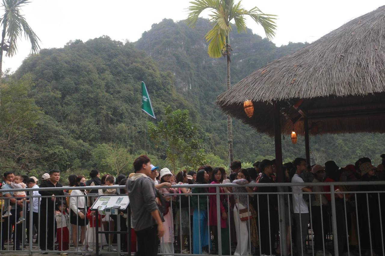 Đông hơn cả Tết: Ninh Bình mùng 9 vẫn chật cứng người, dân tình xếp hàng hơn 2 tiếng để xuống đò vào Tràng An - Ảnh 23