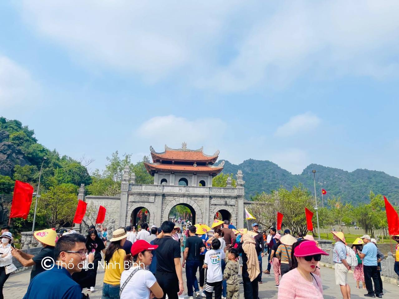 Đông hơn cả Tết: Ninh Bình mùng 9 vẫn chật cứng người, dân tình xếp hàng hơn 2 tiếng để xuống đò vào Tràng An - Ảnh 30