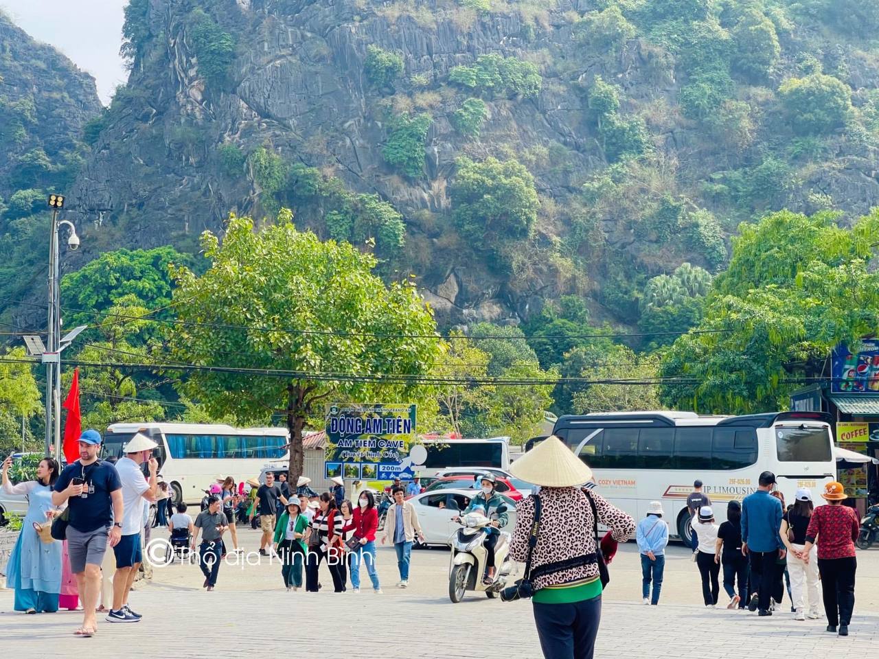 Đông hơn cả Tết: Ninh Bình mùng 9 vẫn chật cứng người, dân tình xếp hàng hơn 2 tiếng để xuống đò vào Tràng An - Ảnh 29