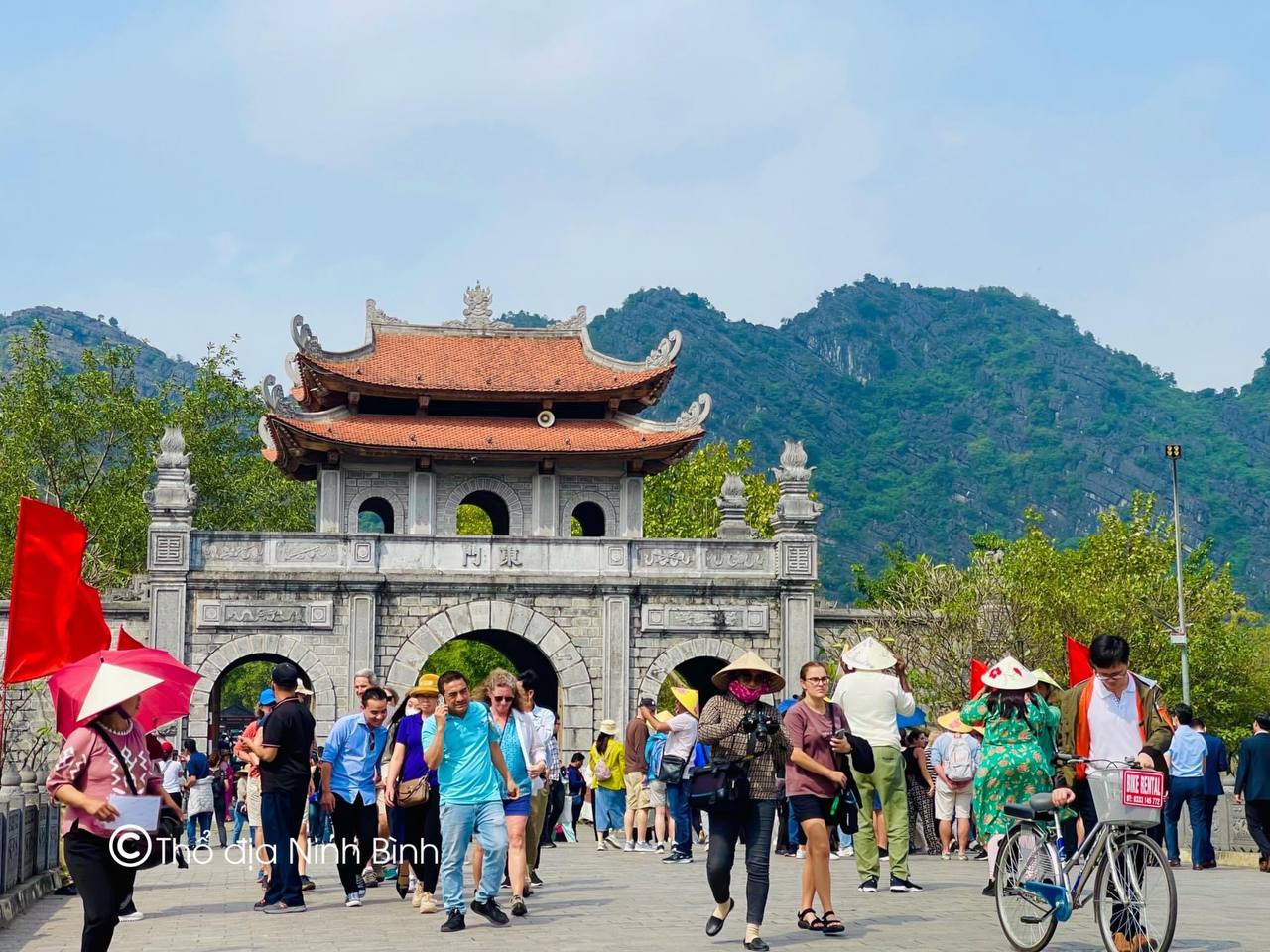 Đông hơn cả Tết: Ninh Bình mùng 9 vẫn chật cứng người, dân tình xếp hàng hơn 2 tiếng để xuống đò vào Tràng An - Ảnh 28