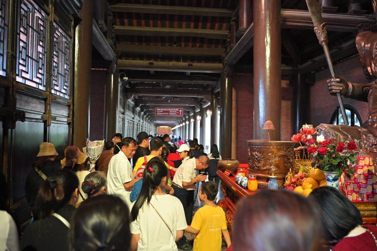 Đông hơn cả Tết: Ninh Bình mùng 9 vẫn chật cứng người, dân tình xếp hàng hơn 2 tiếng để xuống đò vào Tràng An - Ảnh 33