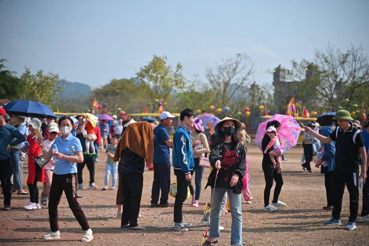 Đông hơn cả Tết: Ninh Bình mùng 9 vẫn chật cứng người, dân tình xếp hàng hơn 2 tiếng để xuống đò vào Tràng An - Ảnh 32