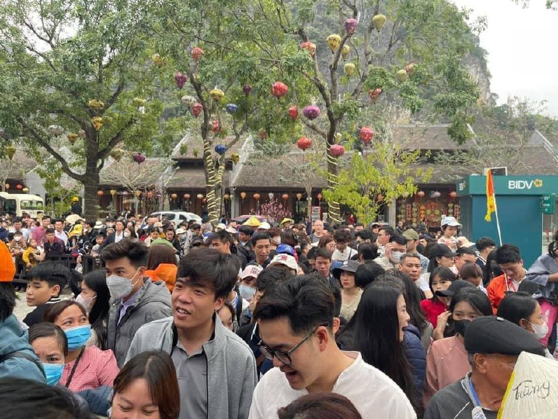 Đông hơn cả Tết: Ninh Bình mùng 9 vẫn chật cứng người, dân tình xếp hàng hơn 2 tiếng để xuống đò vào Tràng An - Ảnh 6