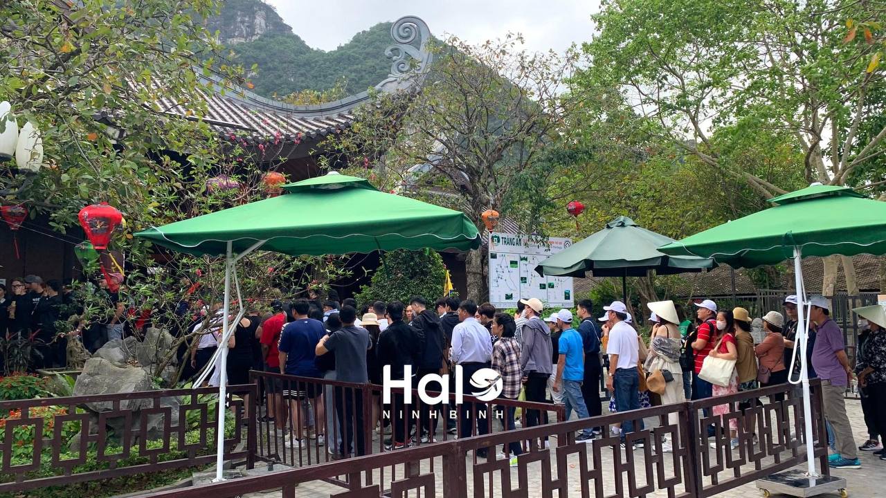 Đông hơn cả Tết: Ninh Bình mùng 9 vẫn chật cứng người, dân tình xếp hàng hơn 2 tiếng để xuống đò vào Tràng An - Ảnh 11