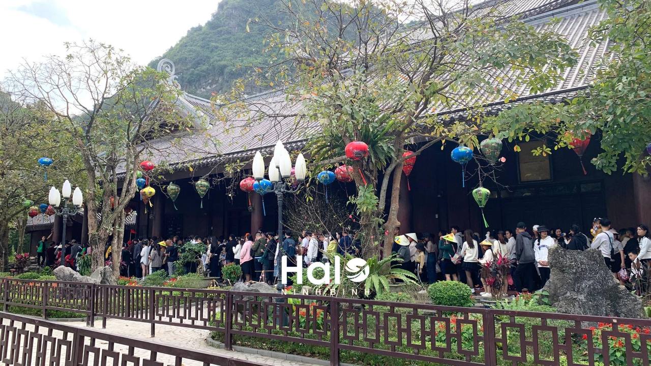 Đông hơn cả Tết: Ninh Bình mùng 9 vẫn chật cứng người, dân tình xếp hàng hơn 2 tiếng để xuống đò vào Tràng An - Ảnh 10