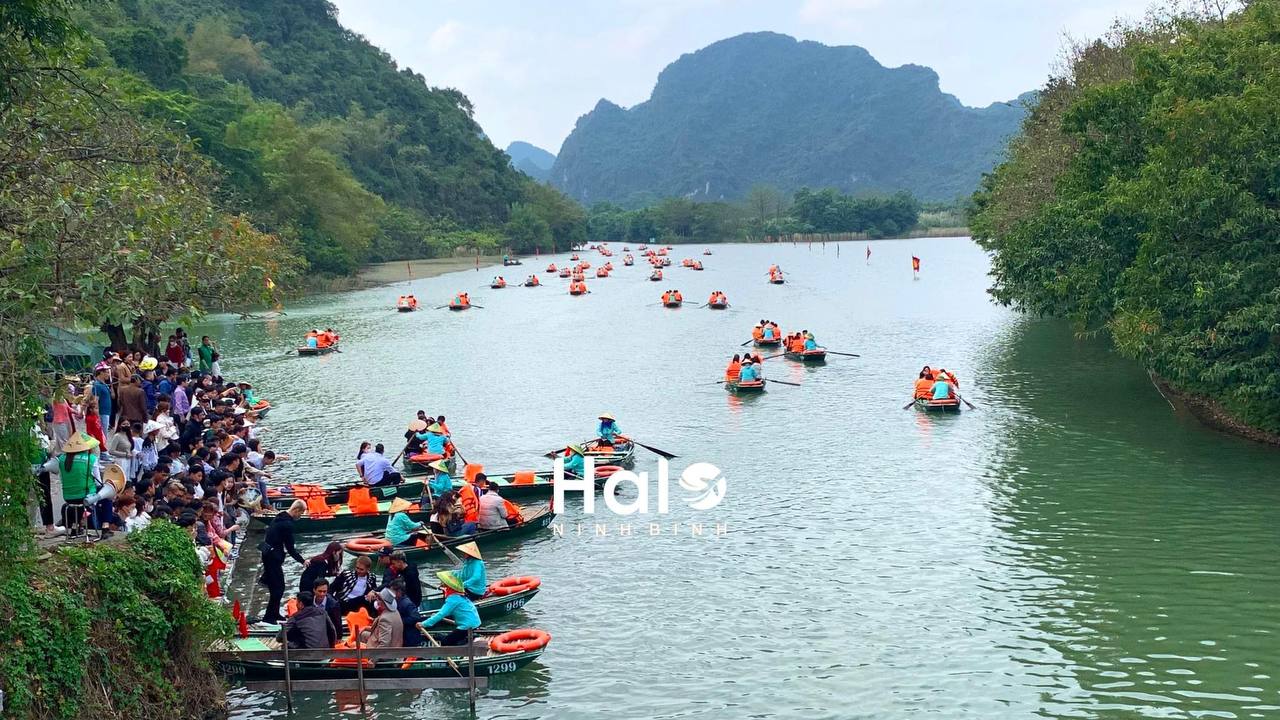 Đông hơn cả Tết: Ninh Bình mùng 9 vẫn chật cứng người, dân tình xếp hàng hơn 2 tiếng để xuống đò vào Tràng An - Ảnh 16