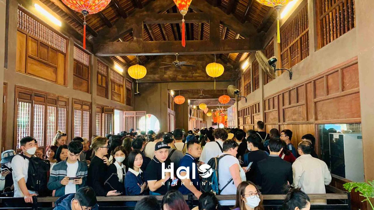 Đông hơn cả Tết: Ninh Bình mùng 9 vẫn chật cứng người, dân tình xếp hàng hơn 2 tiếng để xuống đò vào Tràng An - Ảnh 9