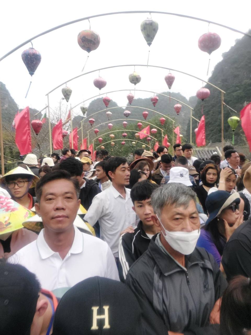 Đông hơn cả Tết: Ninh Bình mùng 9 vẫn chật cứng người, dân tình xếp hàng hơn 2 tiếng để xuống đò vào Tràng An - Ảnh 5