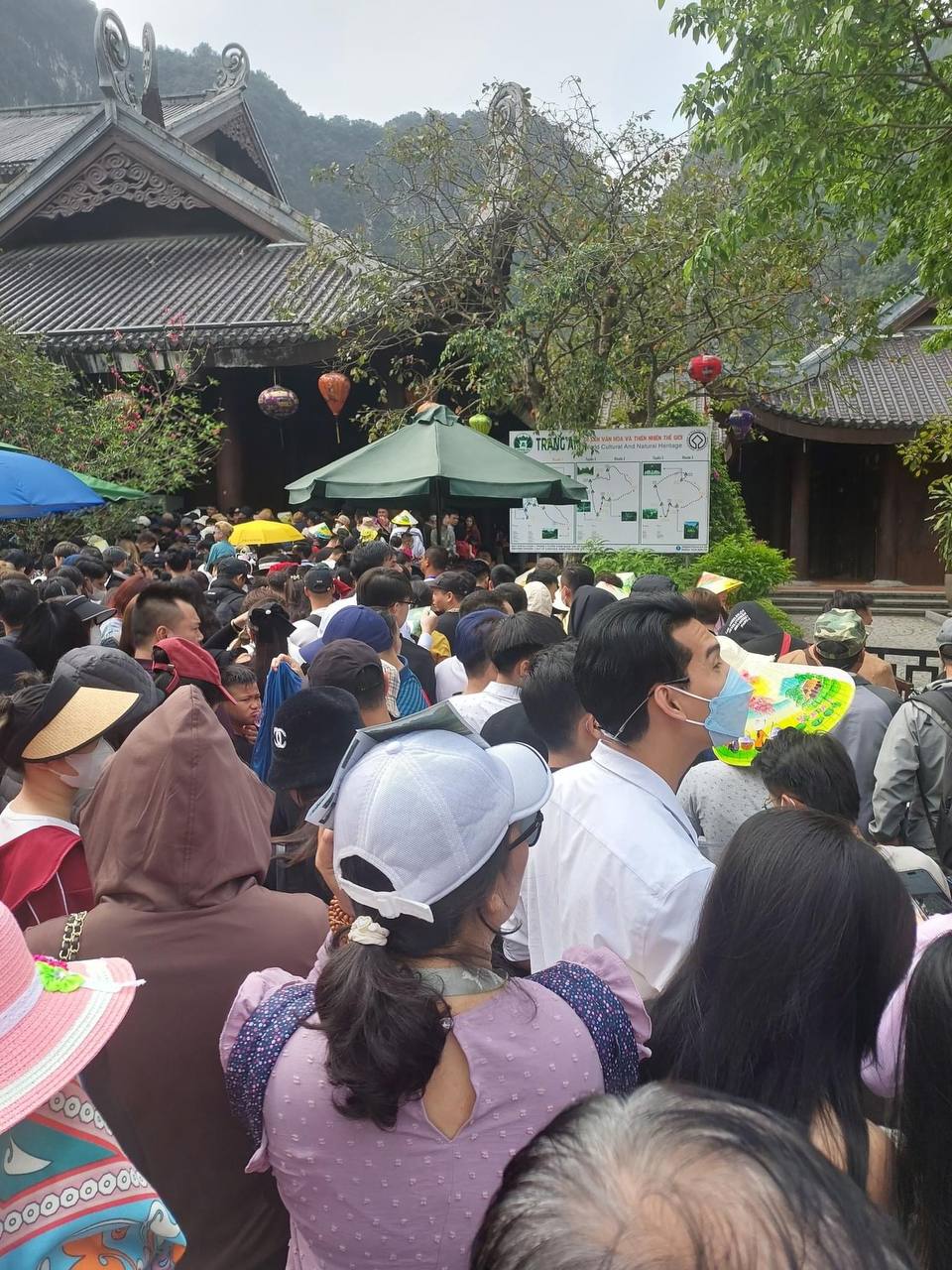 Đông hơn cả Tết: Ninh Bình mùng 9 vẫn chật cứng người, dân tình xếp hàng hơn 2 tiếng để xuống đò vào Tràng An - Ảnh 1