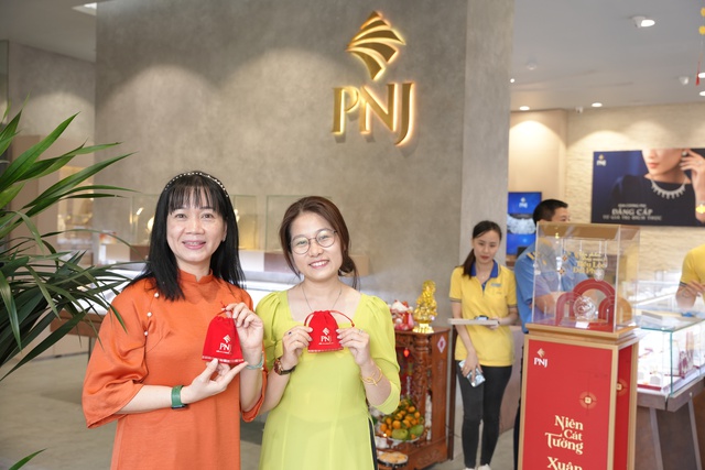 Nhộn nhịp ngày thần tài: Đa dạng mẫu mã và hình thức mua sắm - Ảnh 1