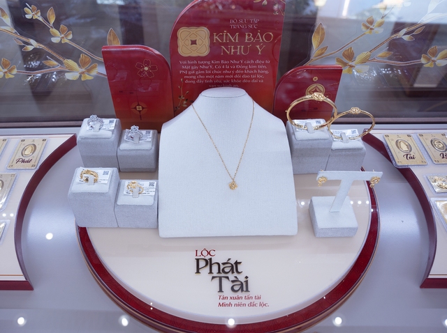 Nhộn nhịp ngày thần tài: Đa dạng mẫu mã và hình thức mua sắm - Ảnh 2