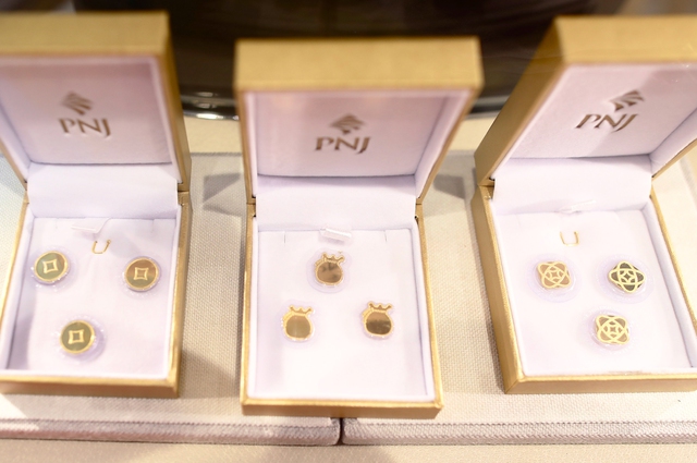 Nhộn nhịp ngày thần tài: Đa dạng mẫu mã và hình thức mua sắm - Ảnh 3