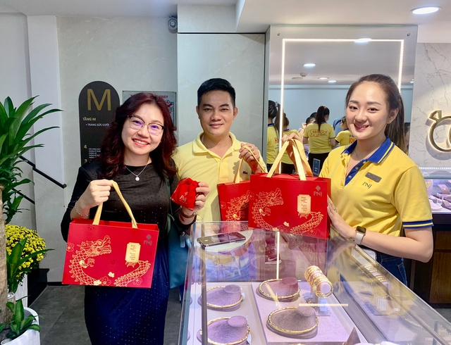 Nhộn nhịp ngày thần tài: Đa dạng mẫu mã và hình thức mua sắm - Ảnh 4