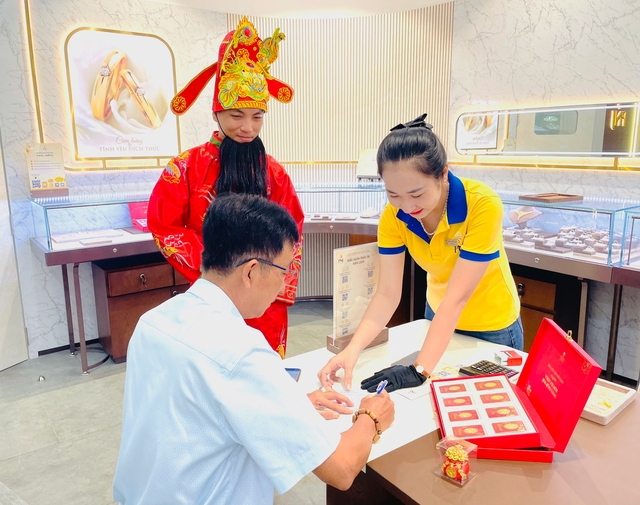 Nhộn nhịp ngày thần tài: Đa dạng mẫu mã và hình thức mua sắm - Ảnh 5