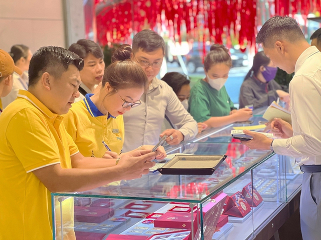 Nhộn nhịp ngày thần tài: Đa dạng mẫu mã và hình thức mua sắm - Ảnh 6