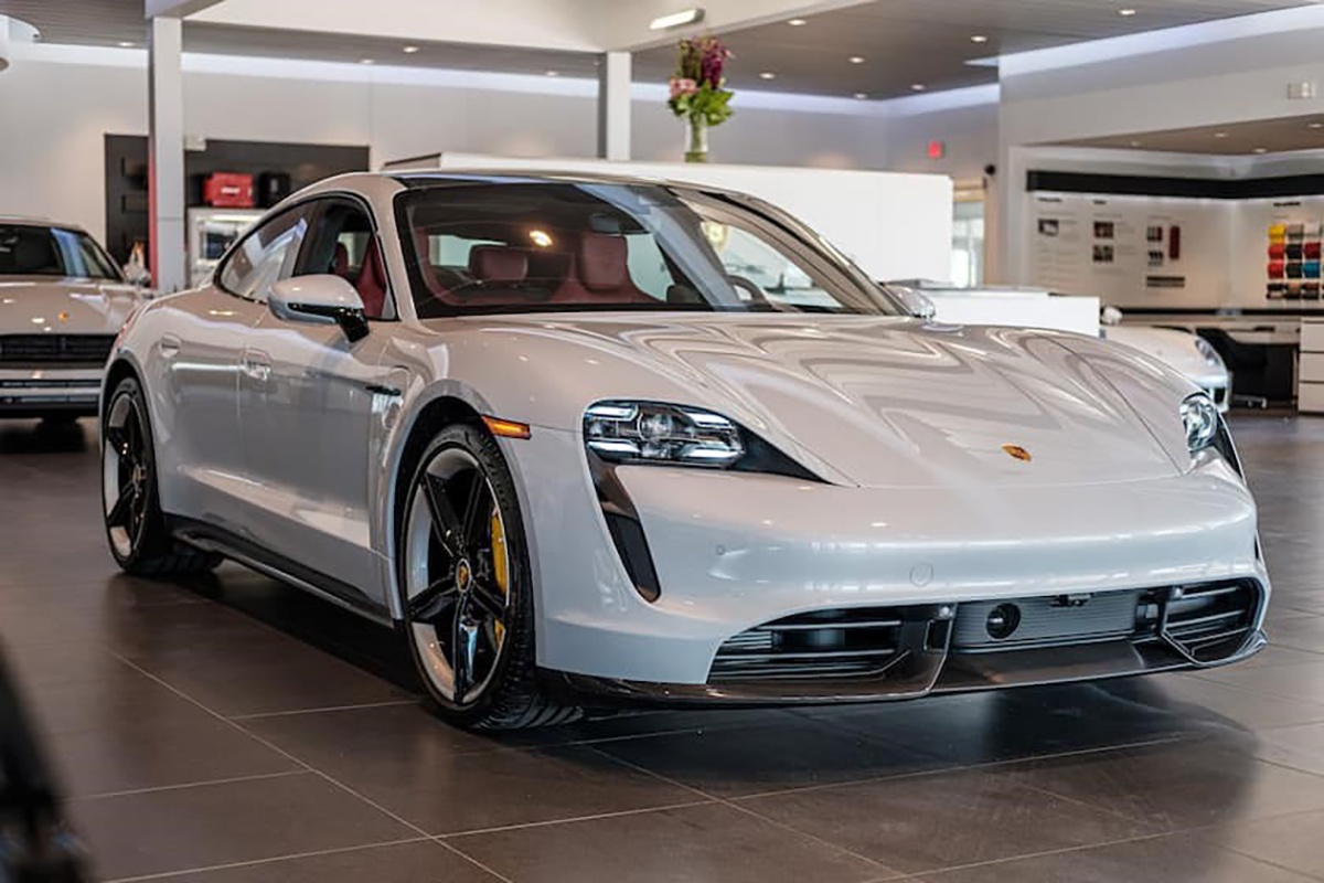 Porsche Taycan mất giá mạnh khi bán lại: Có xe còn hơn nửa giá sau 4 năm, chủ xe lỗ vài tỷ là chuyện thường - Ảnh 1