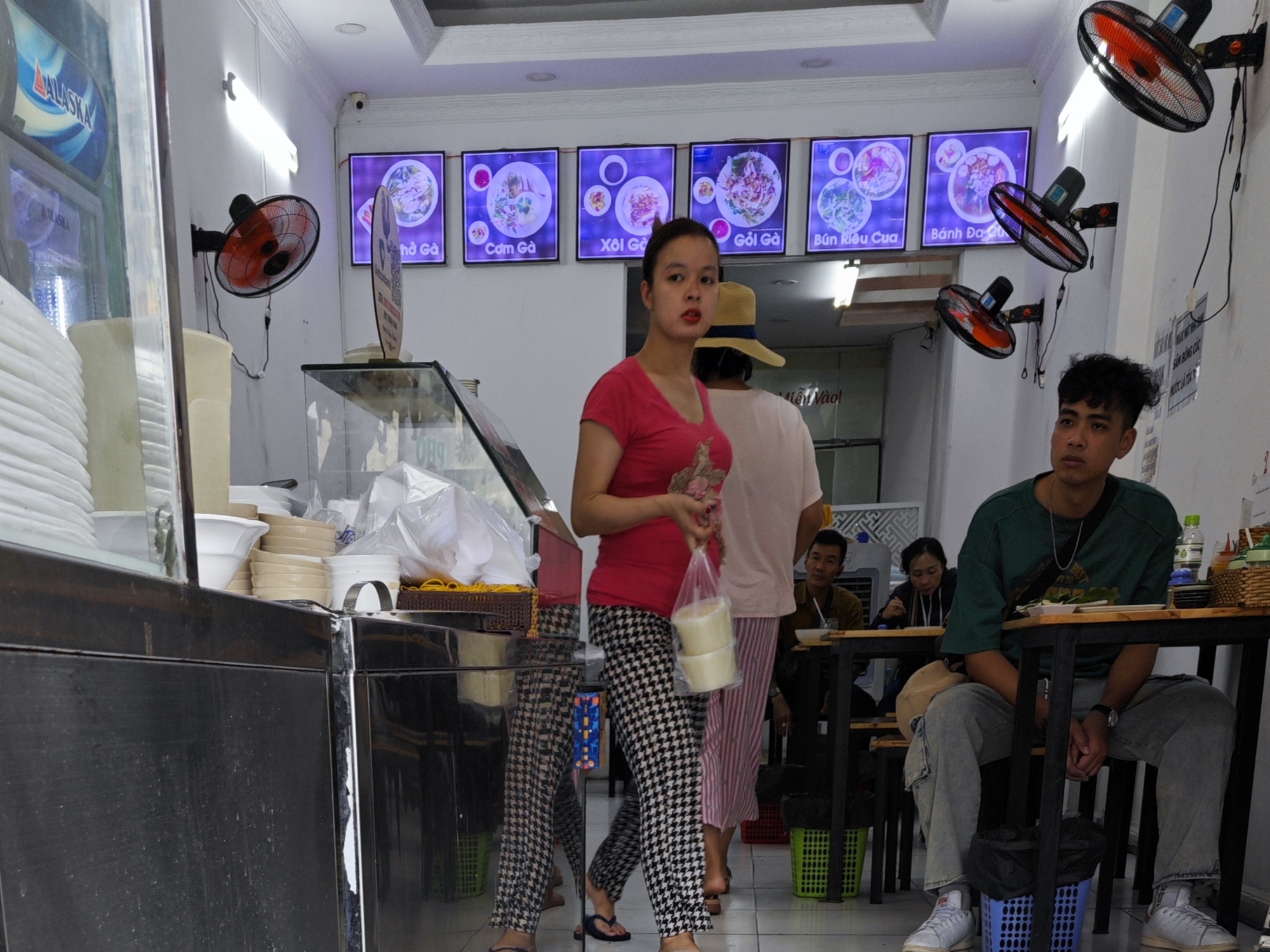 Vì sao nhiều quán chưa mở lại trong ngày đầu tiên đi làm sau Tết? - Ảnh 4