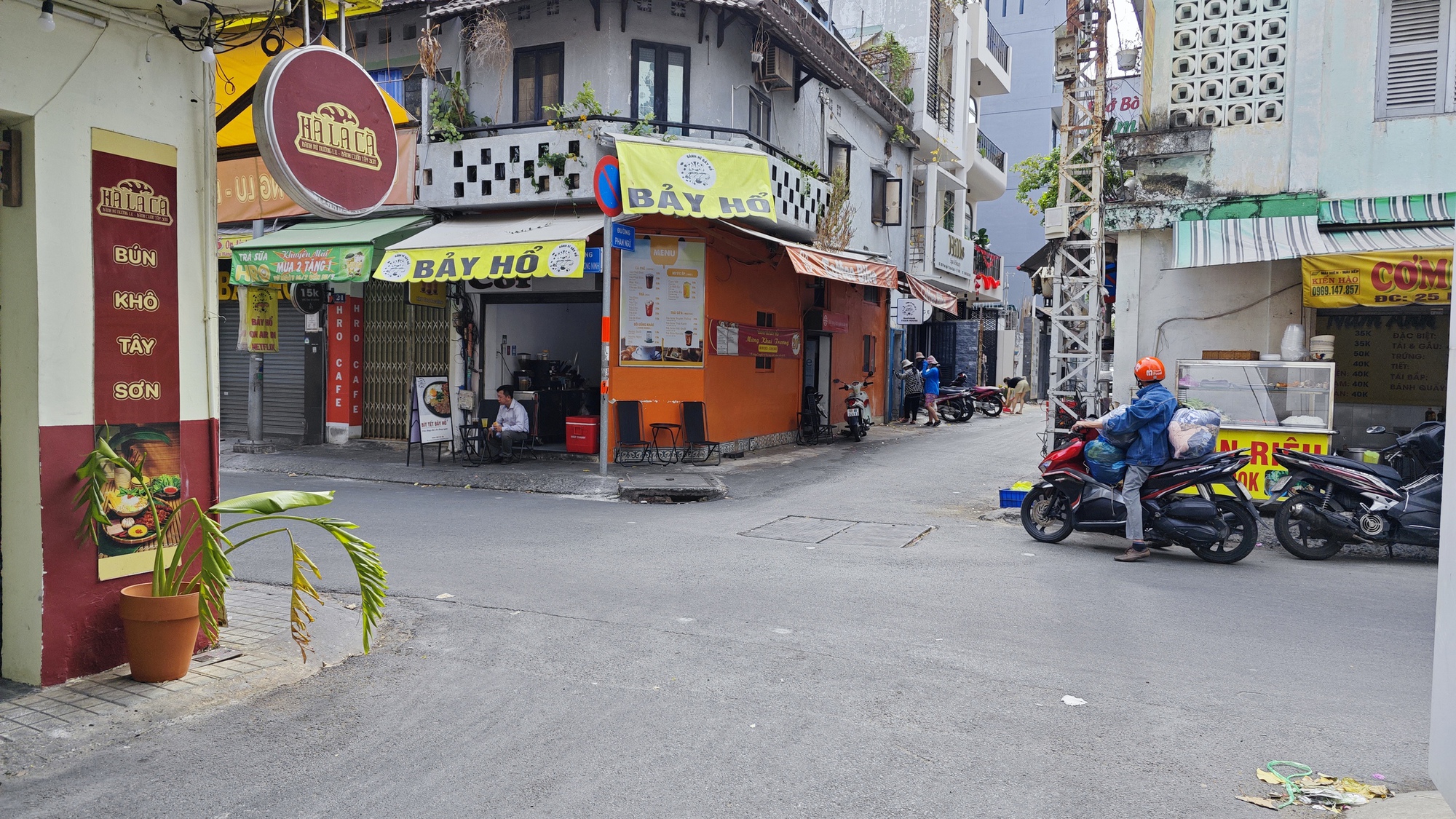 Vì sao nhiều quán chưa mở lại trong ngày đầu tiên đi làm sau Tết? - Ảnh 3