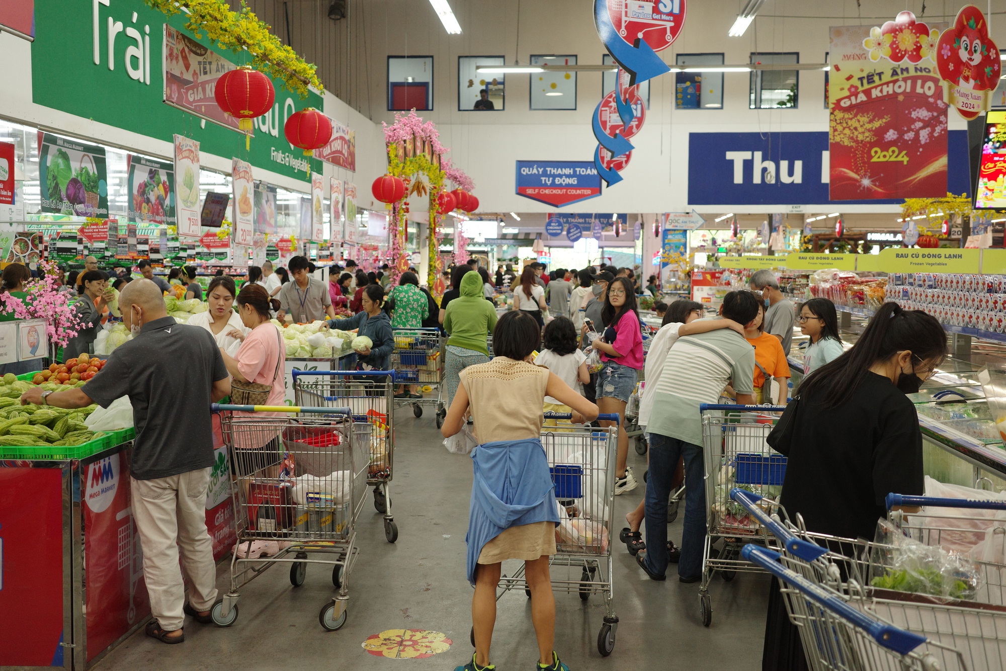 Siêu thị những ngày giáp Tết: Tắc từ bãi đỗ xe đến quầy thanh toán, người dân phải tránh nhau khéo léo như lái xe trên đường - Ảnh 1