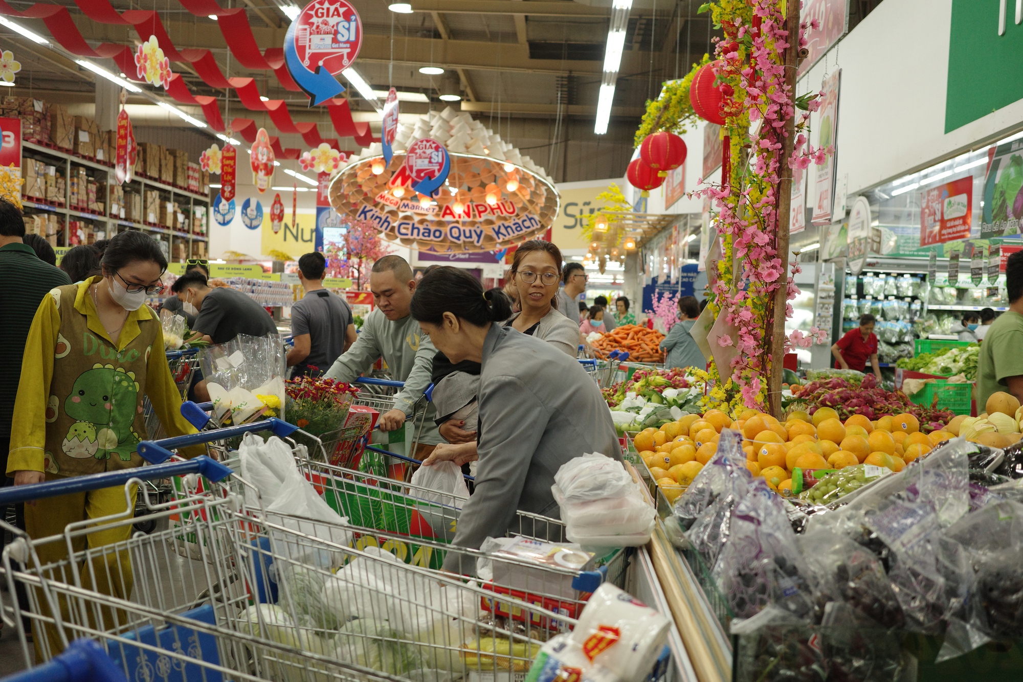 Siêu thị những ngày giáp Tết: Tắc từ bãi đỗ xe đến quầy thanh toán, người dân phải tránh nhau khéo léo như lái xe trên đường - Ảnh 4
