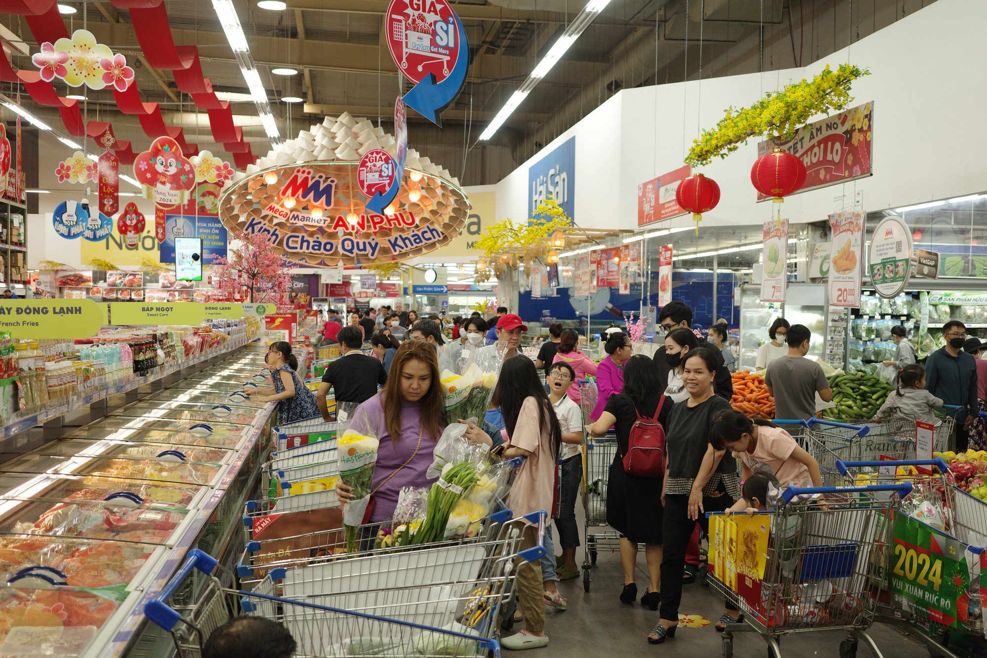 Siêu thị những ngày giáp Tết: Tắc từ bãi đỗ xe đến quầy thanh toán, người dân phải tránh nhau khéo léo như lái xe trên đường - Ảnh 5