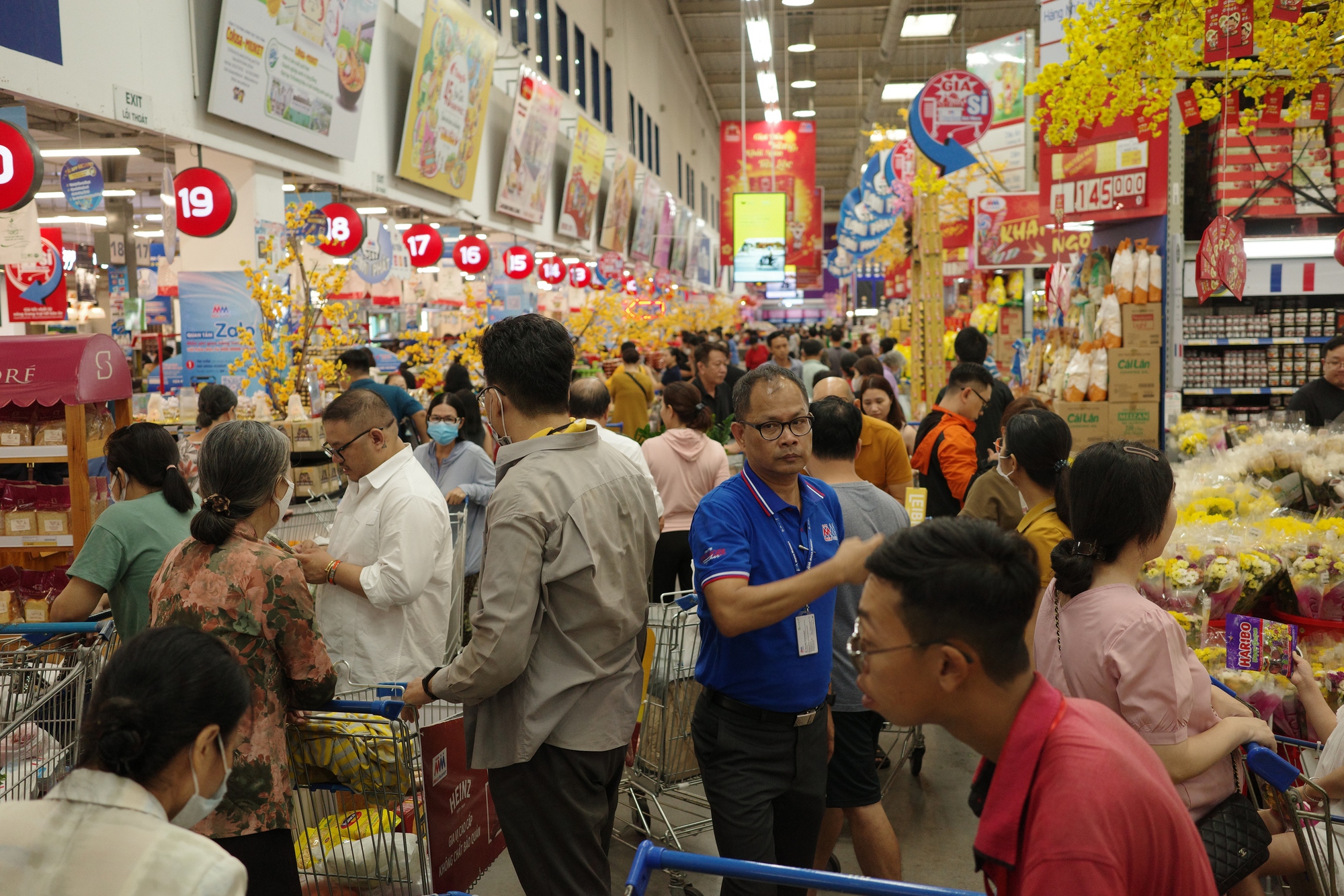 Siêu thị những ngày giáp Tết: Tắc từ bãi đỗ xe đến quầy thanh toán, người dân phải tránh nhau khéo léo như lái xe trên đường - Ảnh 6