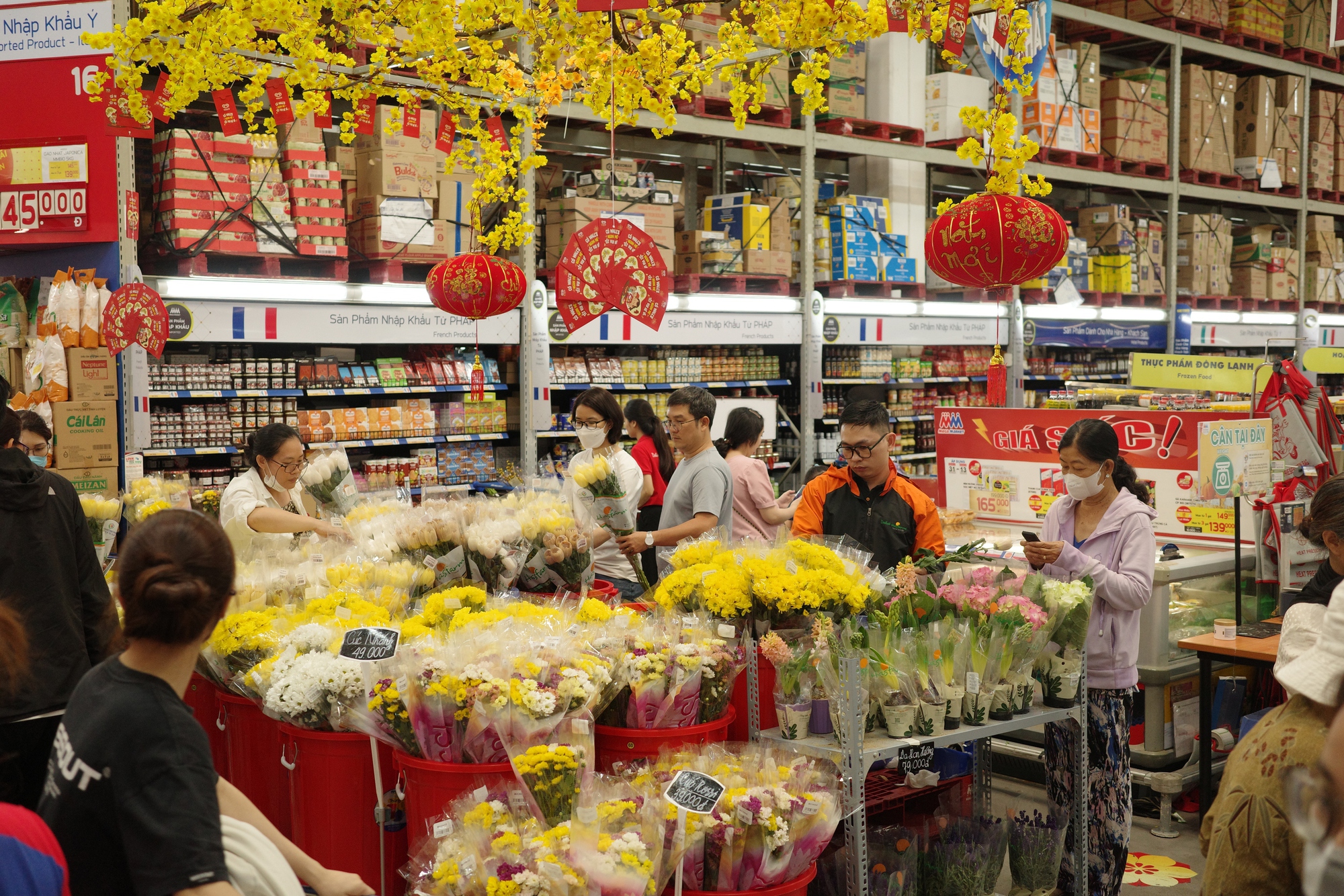 Siêu thị những ngày giáp Tết: Tắc từ bãi đỗ xe đến quầy thanh toán, người dân phải tránh nhau khéo léo như lái xe trên đường - Ảnh 7