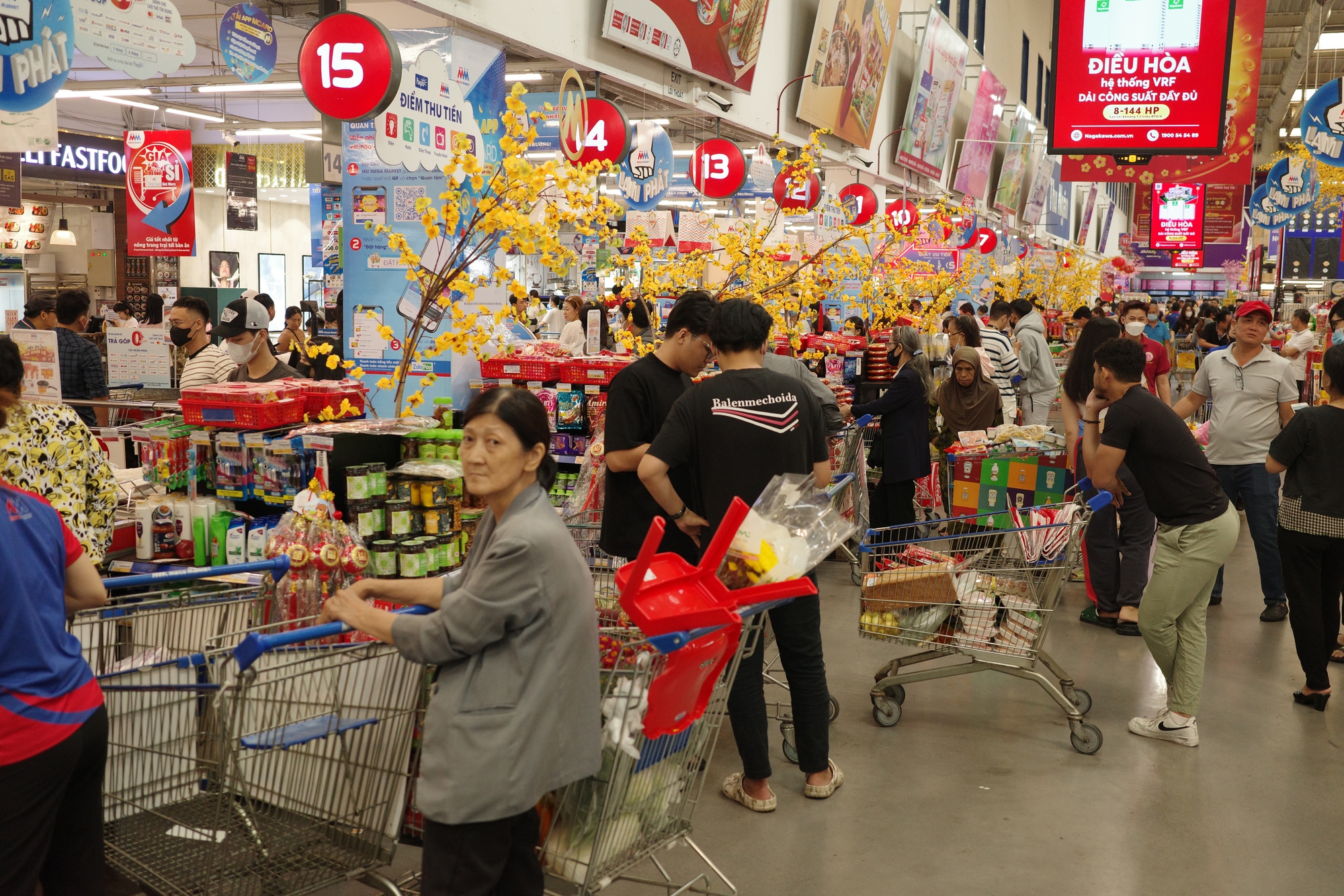 Siêu thị những ngày giáp Tết: Tắc từ bãi đỗ xe đến quầy thanh toán, người dân phải tránh nhau khéo léo như lái xe trên đường - Ảnh 8