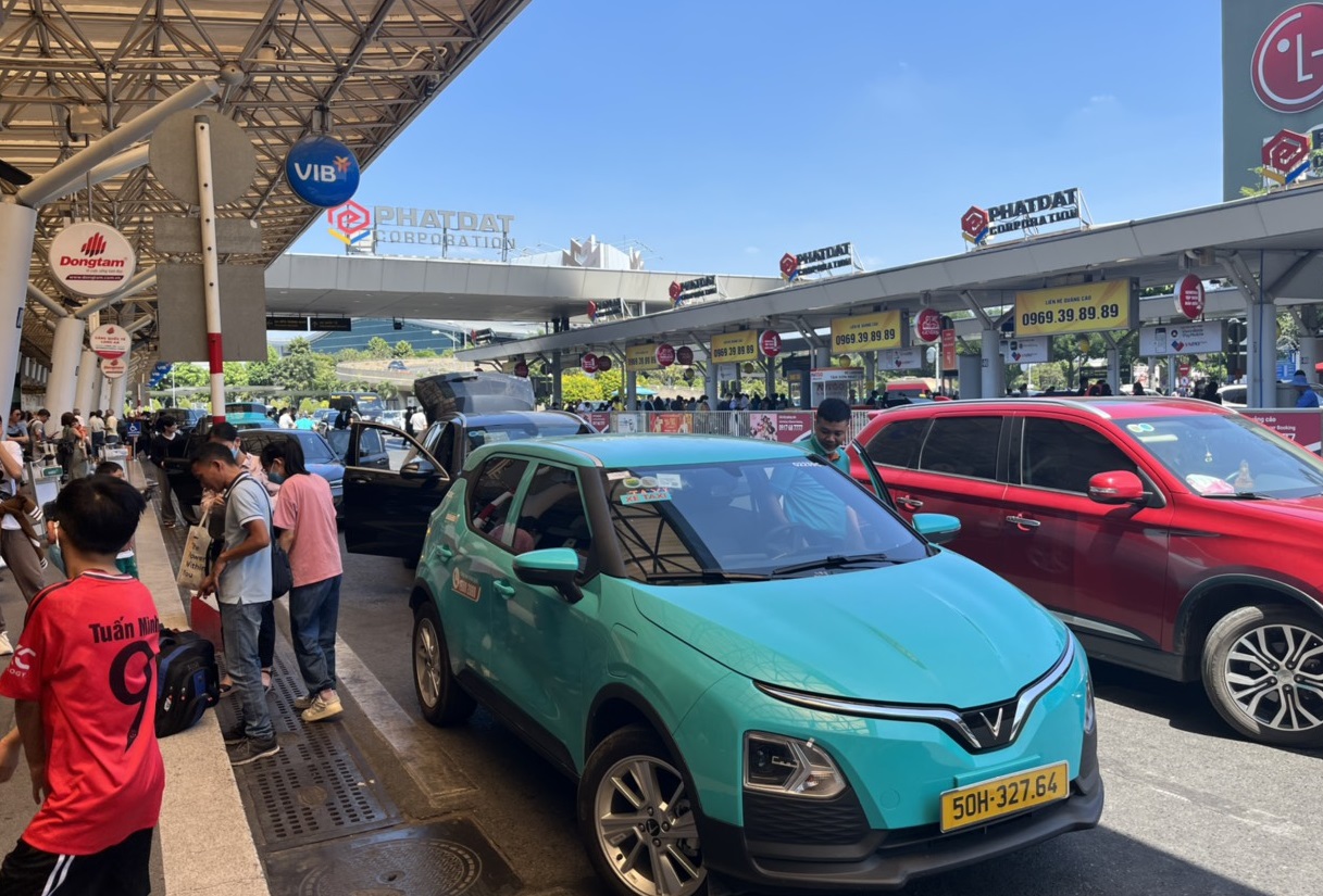 Lượng khách đổ về sân bay Tân Sơn Nhất tăng cao kỉ lục trong ngày mùng 5 Tết - Ảnh 3