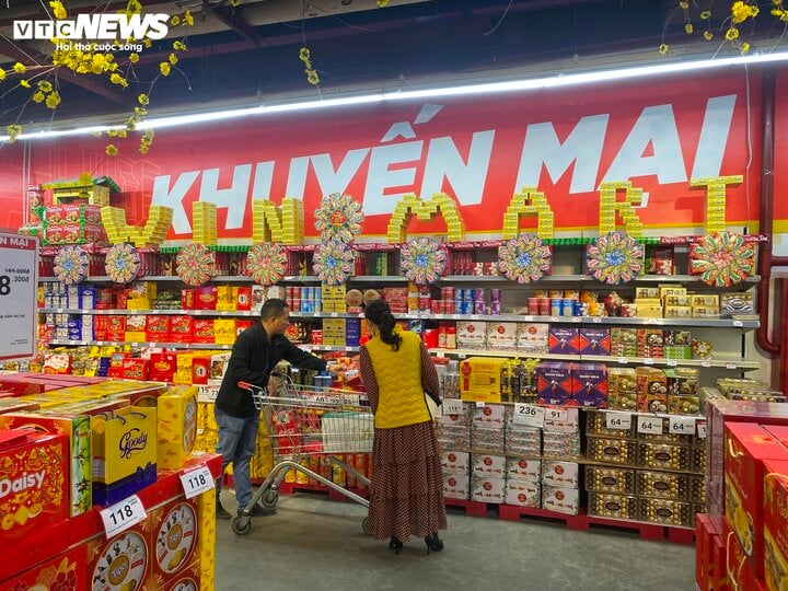 Gần Tết, siêu thị ào ạt tung khuyến mại, khách bỏ nghỉ trưa đi mua sắm - Ảnh 12