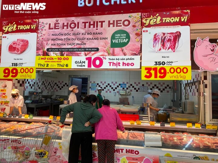 Gần Tết, siêu thị ào ạt tung khuyến mại, khách bỏ nghỉ trưa đi mua sắm - Ảnh 10