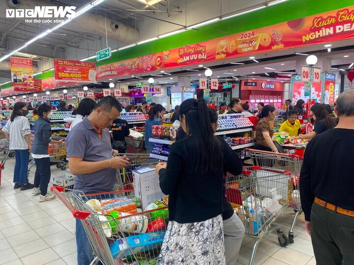 Gần Tết, siêu thị ào ạt tung khuyến mại, khách bỏ nghỉ trưa đi mua sắm - Ảnh 1