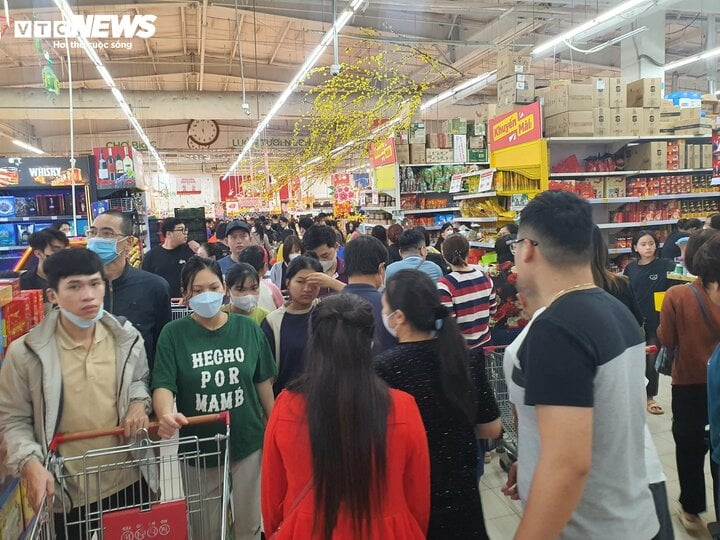 Gần Tết, siêu thị ào ạt tung khuyến mại, khách bỏ nghỉ trưa đi mua sắm - Ảnh 6