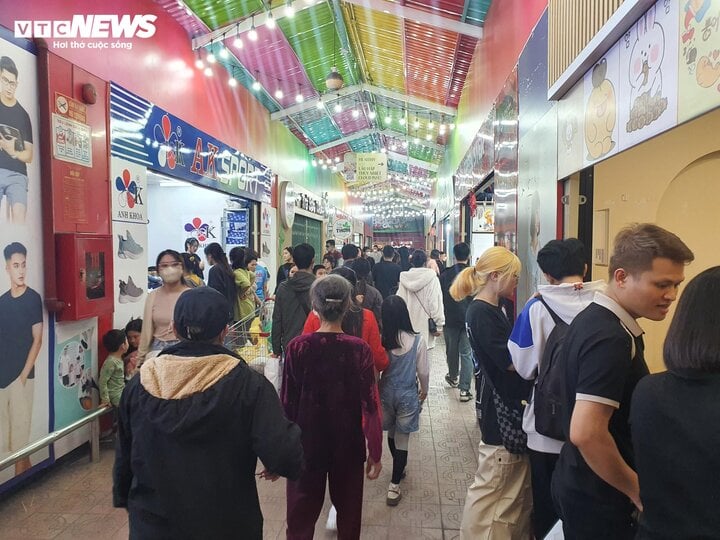 Gần Tết, siêu thị ào ạt tung khuyến mại, khách bỏ nghỉ trưa đi mua sắm - Ảnh 13