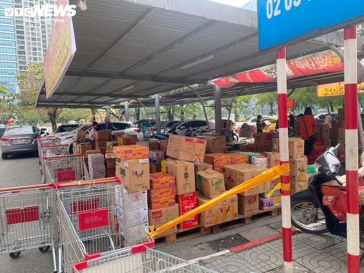 Gần Tết, siêu thị ào ạt tung khuyến mại, khách bỏ nghỉ trưa đi mua sắm - Ảnh 11