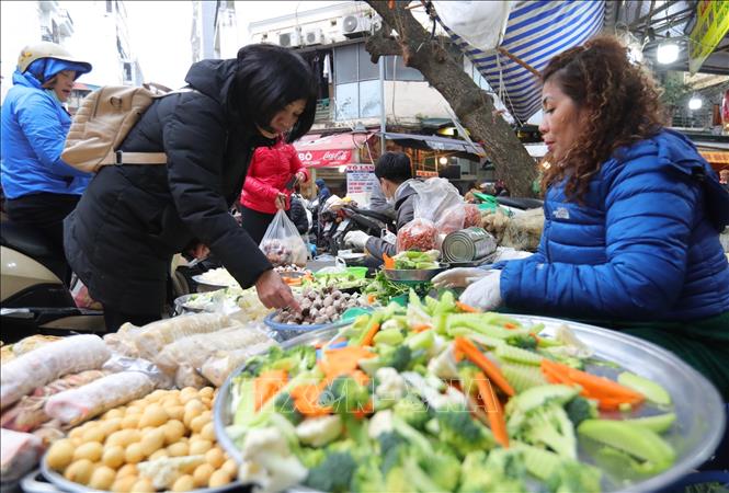 Mùng 3 Tết, nhiều mặt hàng thực phẩm, hoa tươi đã 'hạ nhiệt' - Ảnh 1