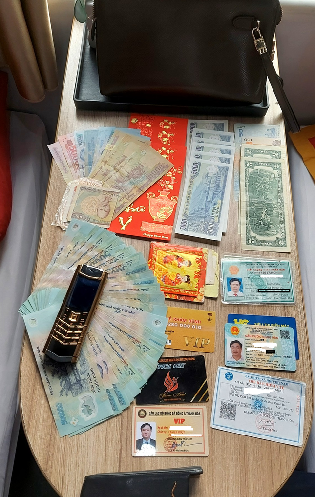 Bỏ quên điện thoại Vertu, ví chứa nhiều tiền trên tàu hỏa - Ảnh 1