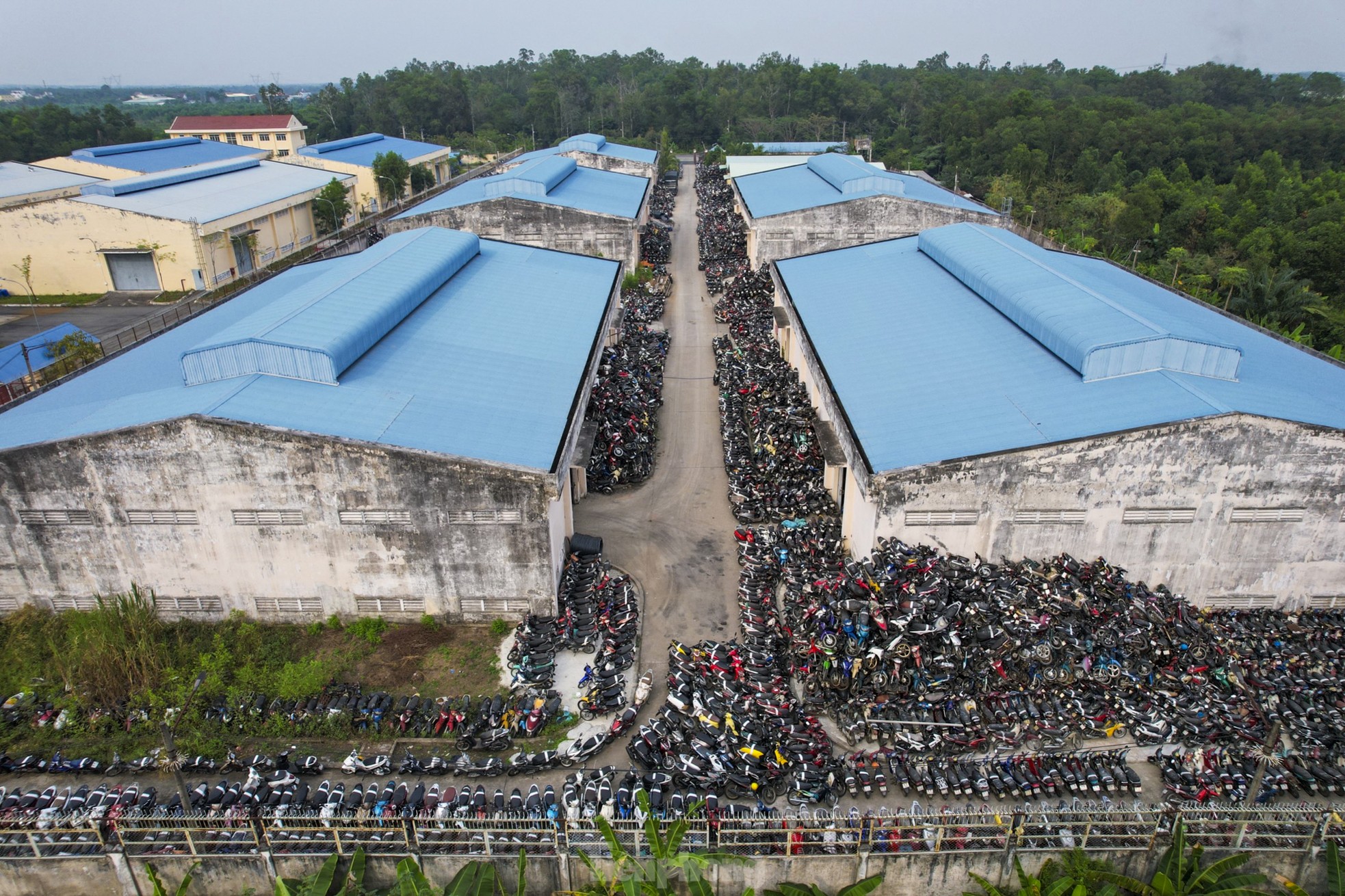 Xe vi phạm chồng chất trong kho bãi ở TPHCM sau Tết - Ảnh 6