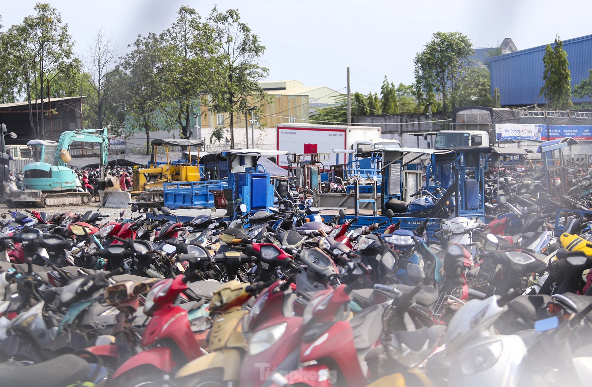 Xe vi phạm chồng chất trong kho bãi ở TPHCM sau Tết - Ảnh 11