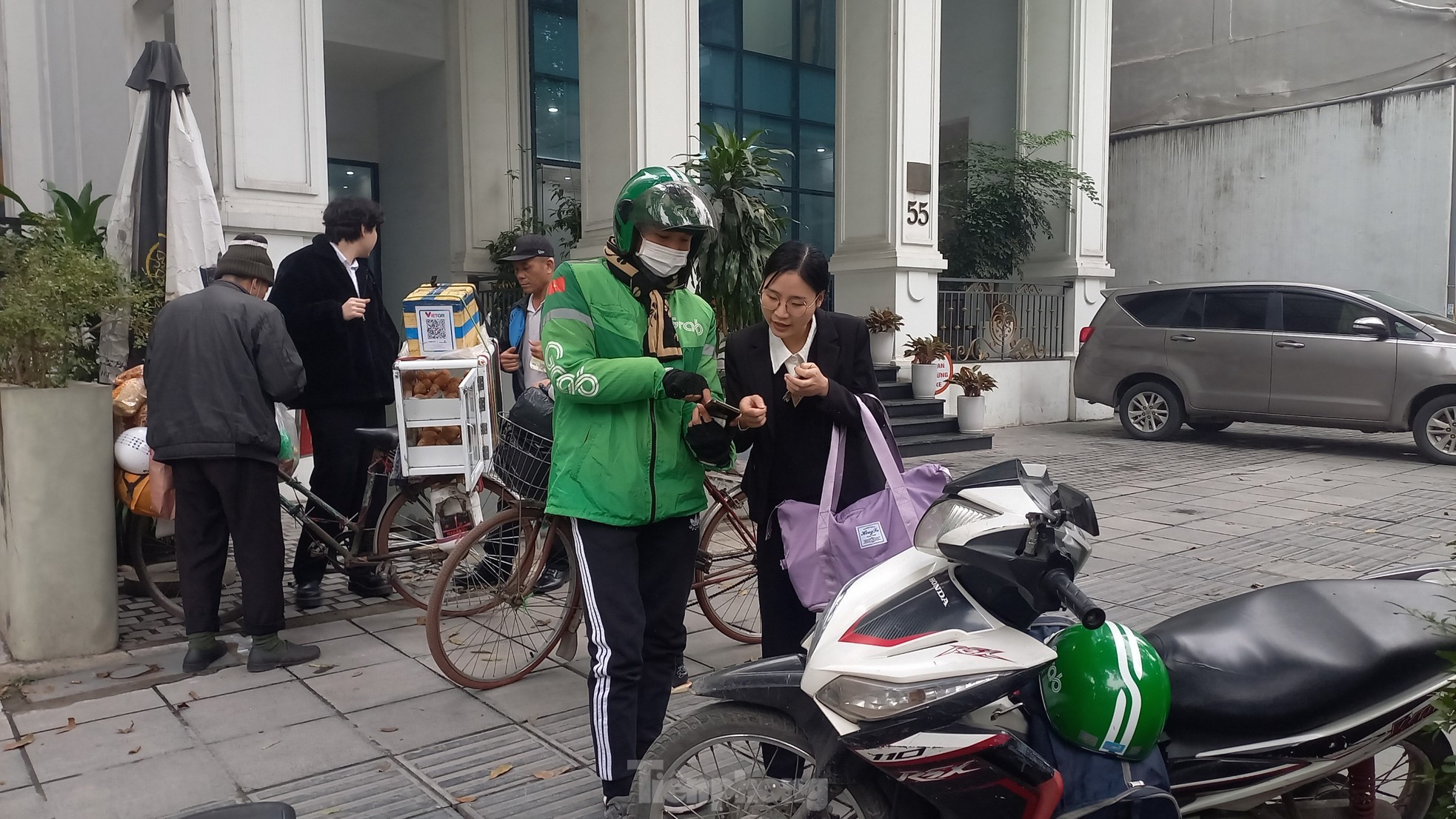 Shipper mùa Tết 'trúng đậm' - Ảnh 6