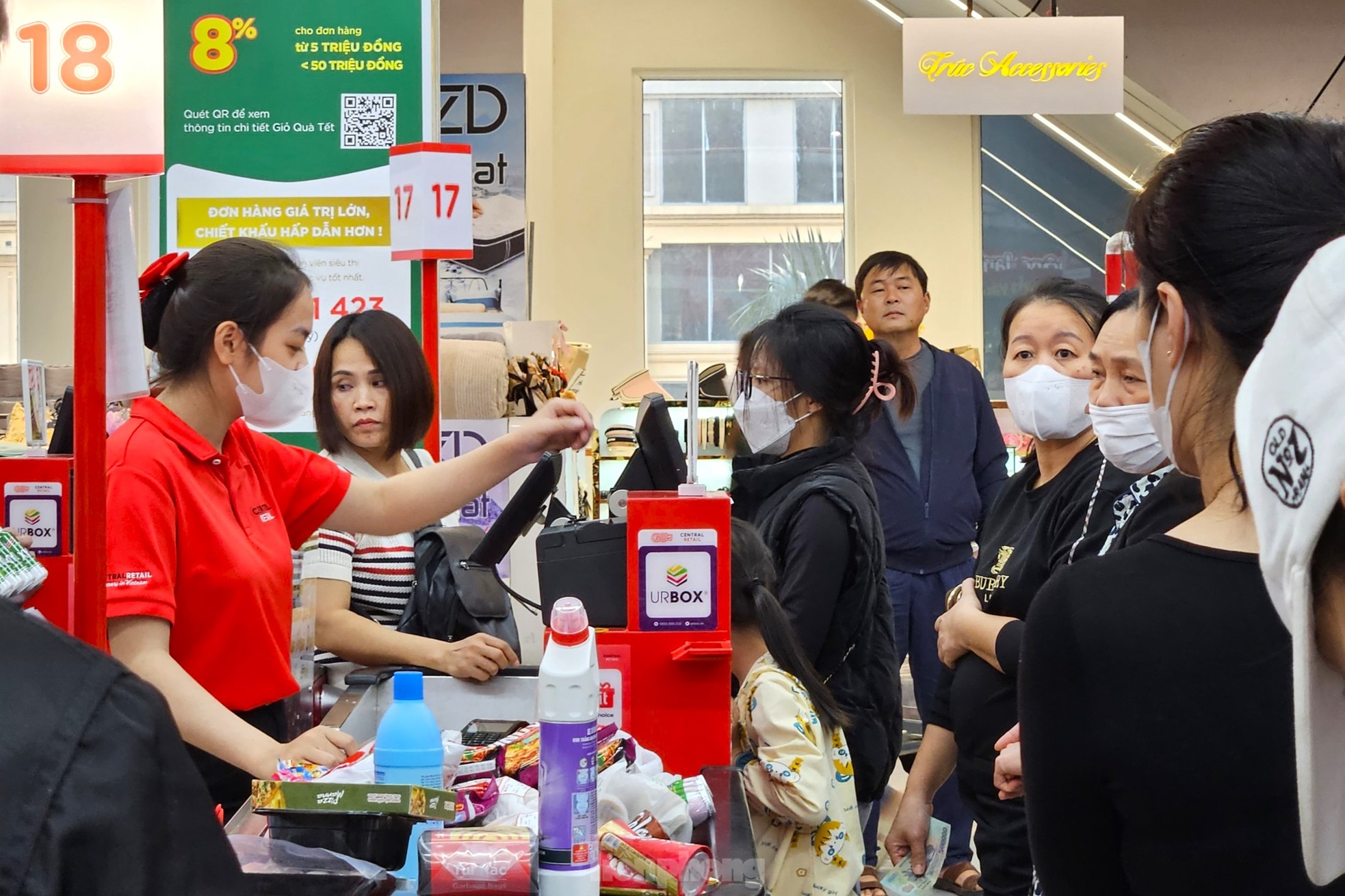 Cảnh trái ngược giữa siêu thị và chợ truyền thống ngày giáp Tết - Ảnh 10