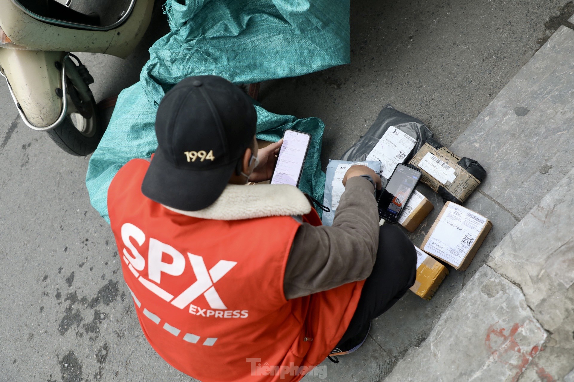 Shipper mùa Tết 'trúng đậm' - Ảnh 3